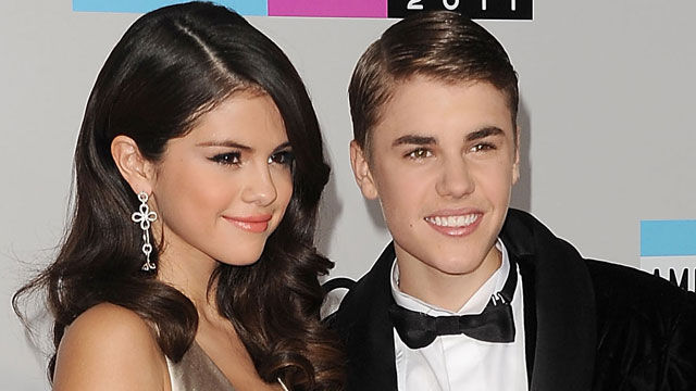 News video: Selena Gomez Kisses Justin Bieber Backstage as Taylor Swift Sticks Her Tongue Out at Them!